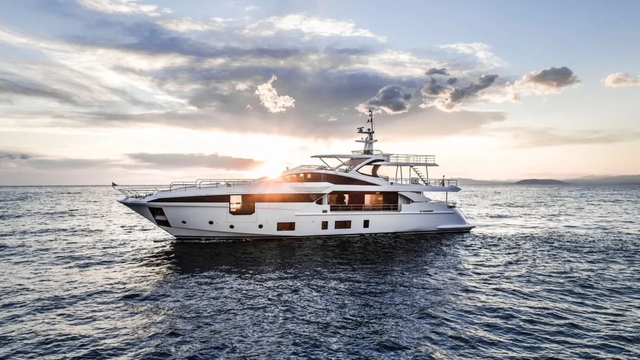 Azimut Grande 35 METRI – M/Y HEED