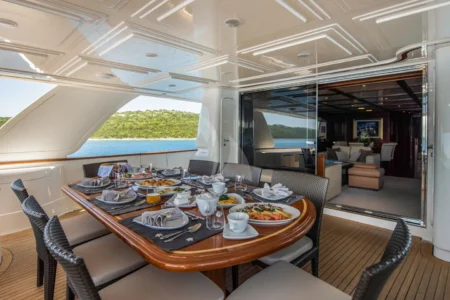 Ferretti Yachts Klobuk - Navis Marine