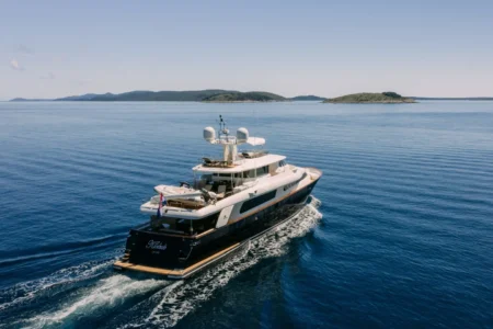 Ferretti Yachts Klobuk - Navis Marine