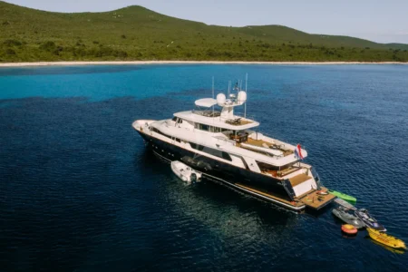 Ferretti Yachts Klobuk - Navis Marine