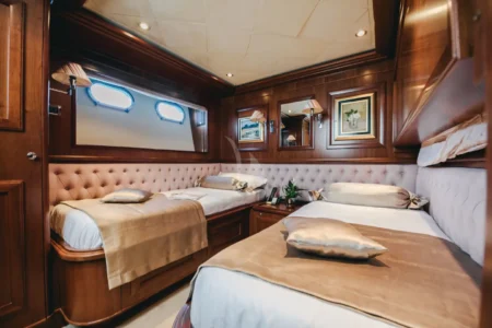 Ferretti Yachts Klobuk - Navis Marine