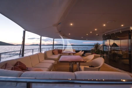 Charter Heesen Agram - Navis Marine