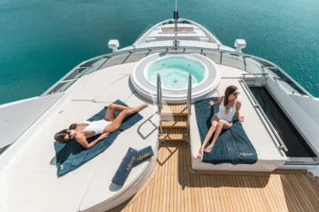 Charter Heesen Agram - Navis Marine