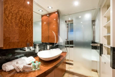 Charter Heesen Agram - Navis Marine