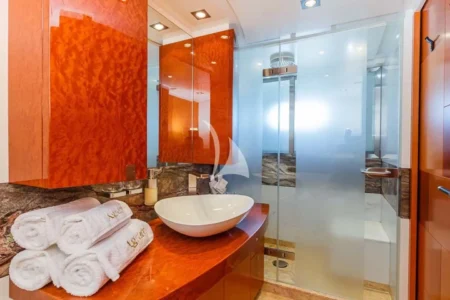 Charter Heesen Agram - Navis Marine