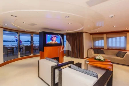 Charter Heesen Agram - Navis Marine