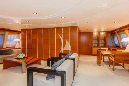 Charter Heesen Agram - Navis Marine