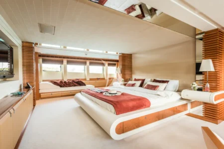 Charter Heesen Agram - Navis Marine