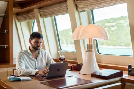 Charter Heesen Agram - Navis Marine