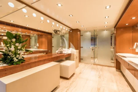 Charter Heesen Agram - Navis Marine