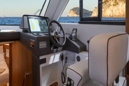 Solaris Power Archives FLYBRIDGE 48 - Navis Marine