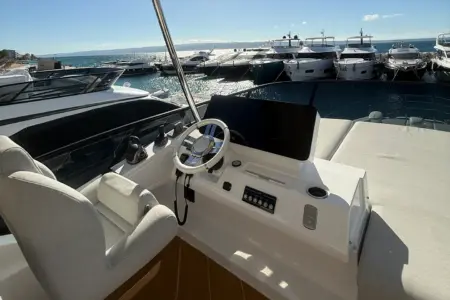 Azimut-Fly-53 - Navis Marine