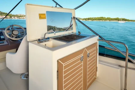 2014 BENETEAU Monte Carlo 5