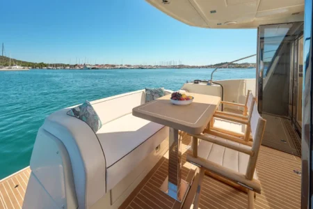 2014 BENETEAU Monte Carlo 5